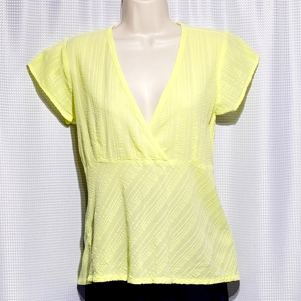 TSUNAMI Textured Light Lime Green V-neck Top (M)